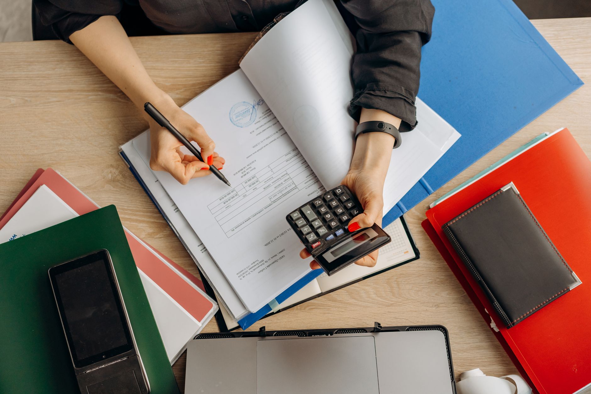 Bureau de comptabilité avec documents et calculatrice